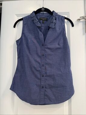 Banana Republic Blue Sleeveless Button-Front Top with Floral Collar